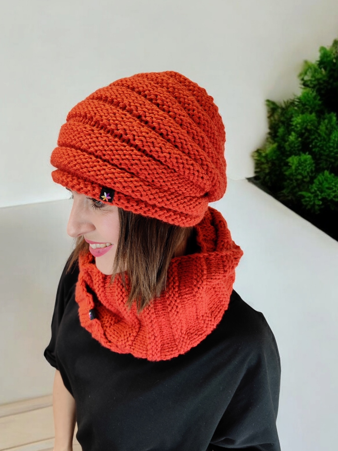 Ručně pletený nákrčník a čepice z české výroby